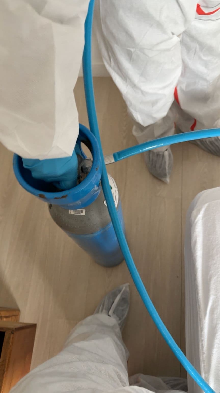 Technicien équipé pendant une intervention